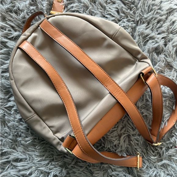 Tommy Hilfiger Small Beige & Brown Women' s Backpack. Some wear on the handle. - Picture 4 of 7
